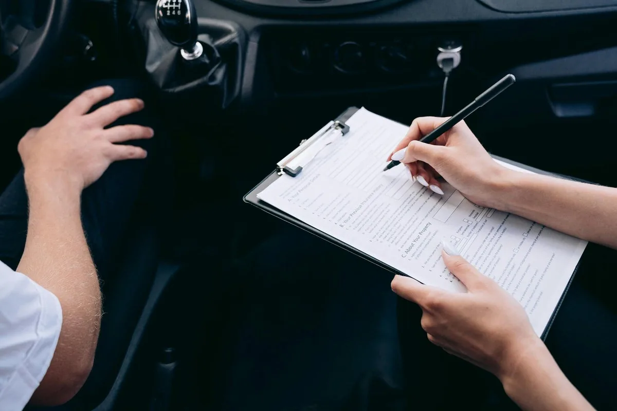 Oppilas ajamassa henkilöautoa